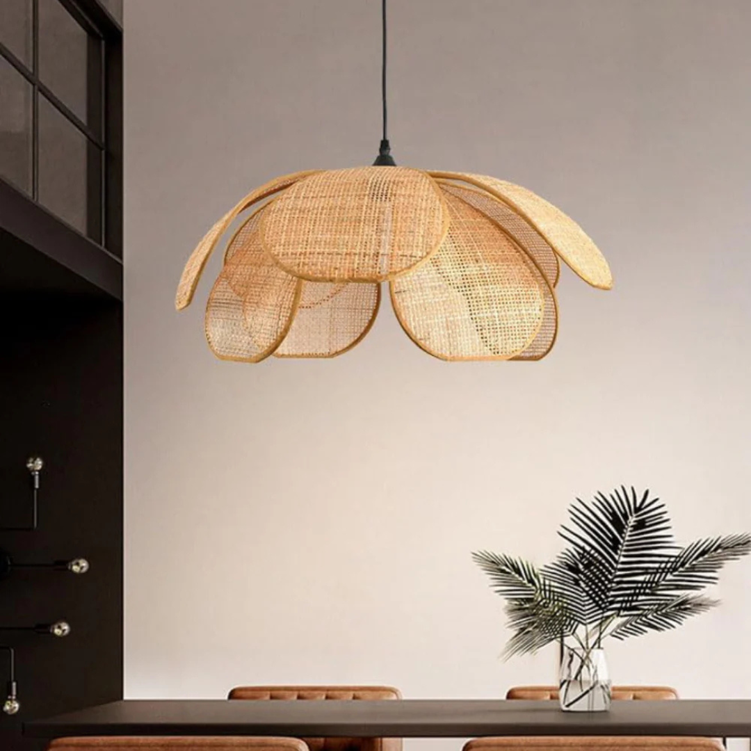 Serava | Rattan Pendelleuchte im Blütendesign