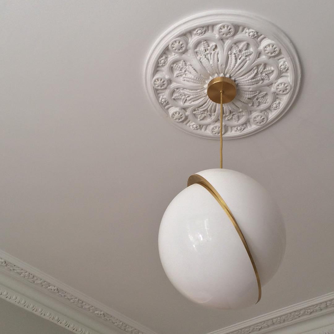 Solenne | Kugel Pendelleuchte mit Goldakzent
