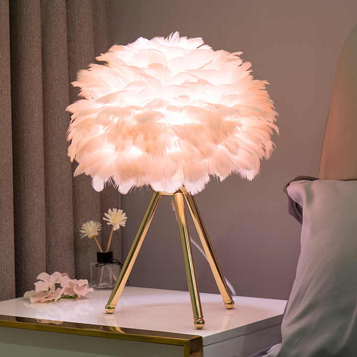 Seraphis – LED Tischleuchte im Feder-Design