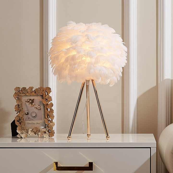 Seraphis – LED Tischleuchte im Feder-Design