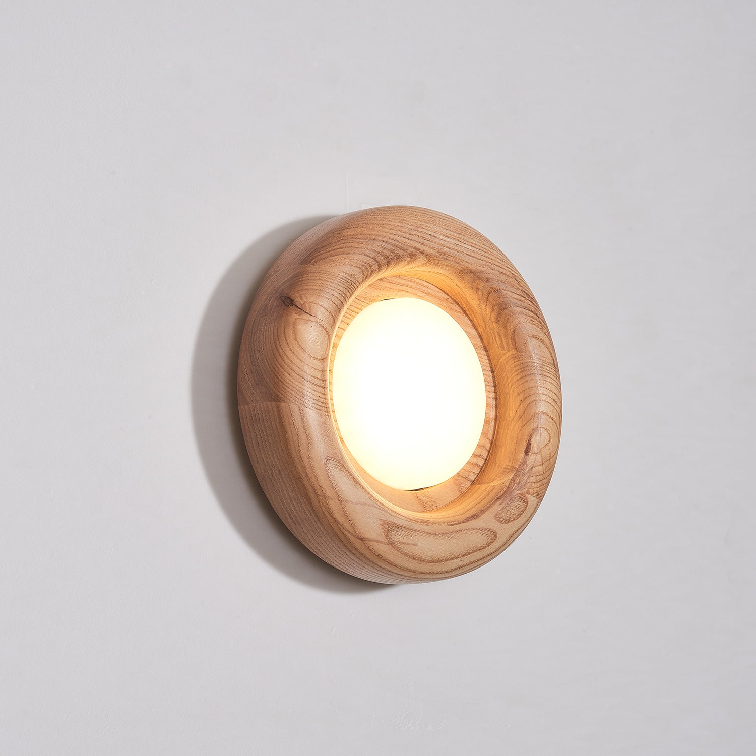 Orvian | Runde Wandleuchte mit Holzrahmen