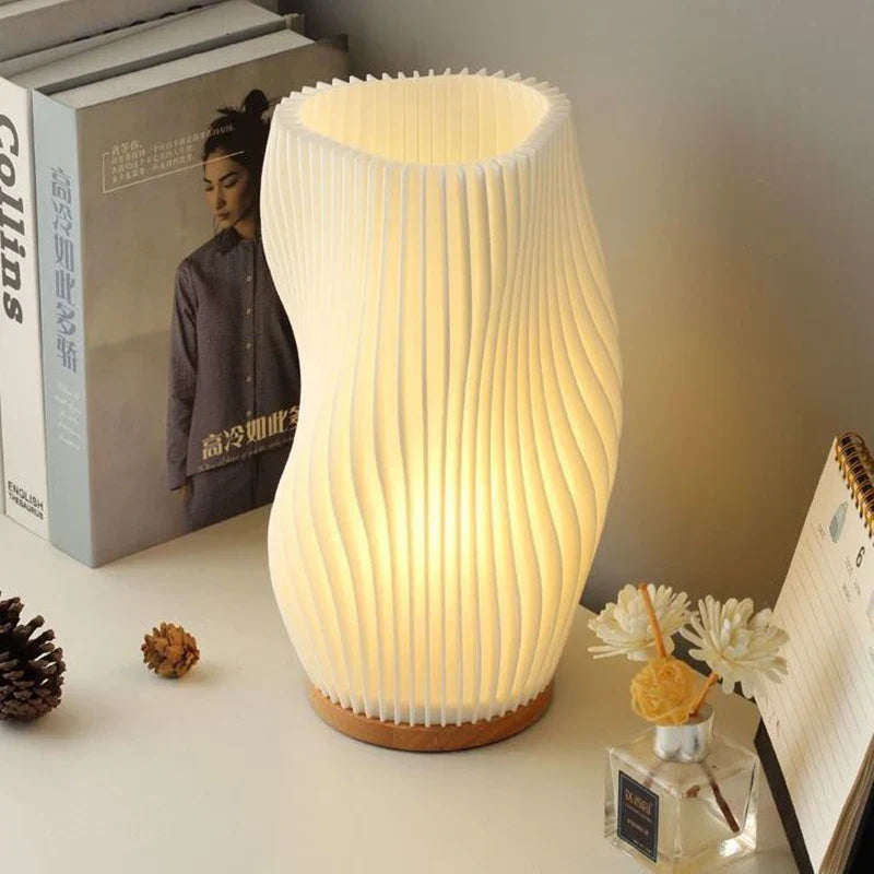 Serene Wavecrest | Wellenförmige Design-Tischlampe