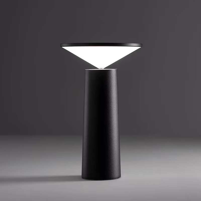 Trivora | LED Tischlampe mit Kegeldesign