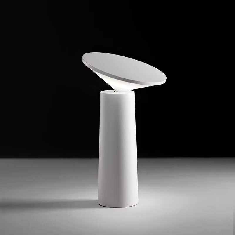 Trivora | LED Tischlampe mit Kegeldesign