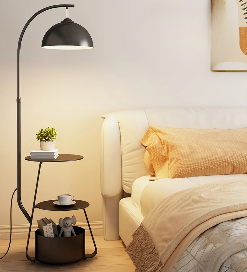 Scandi | Style Stehlampe mit integriertem Tisch