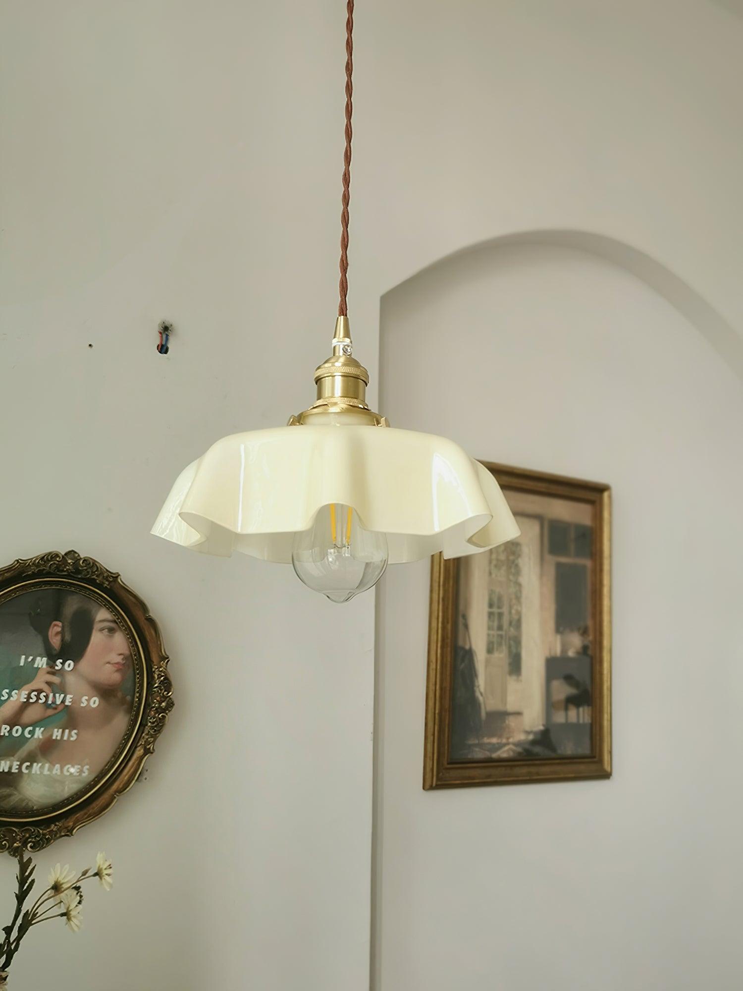 Valdina | Pendelleuchte mit Wellenrand-Schirm