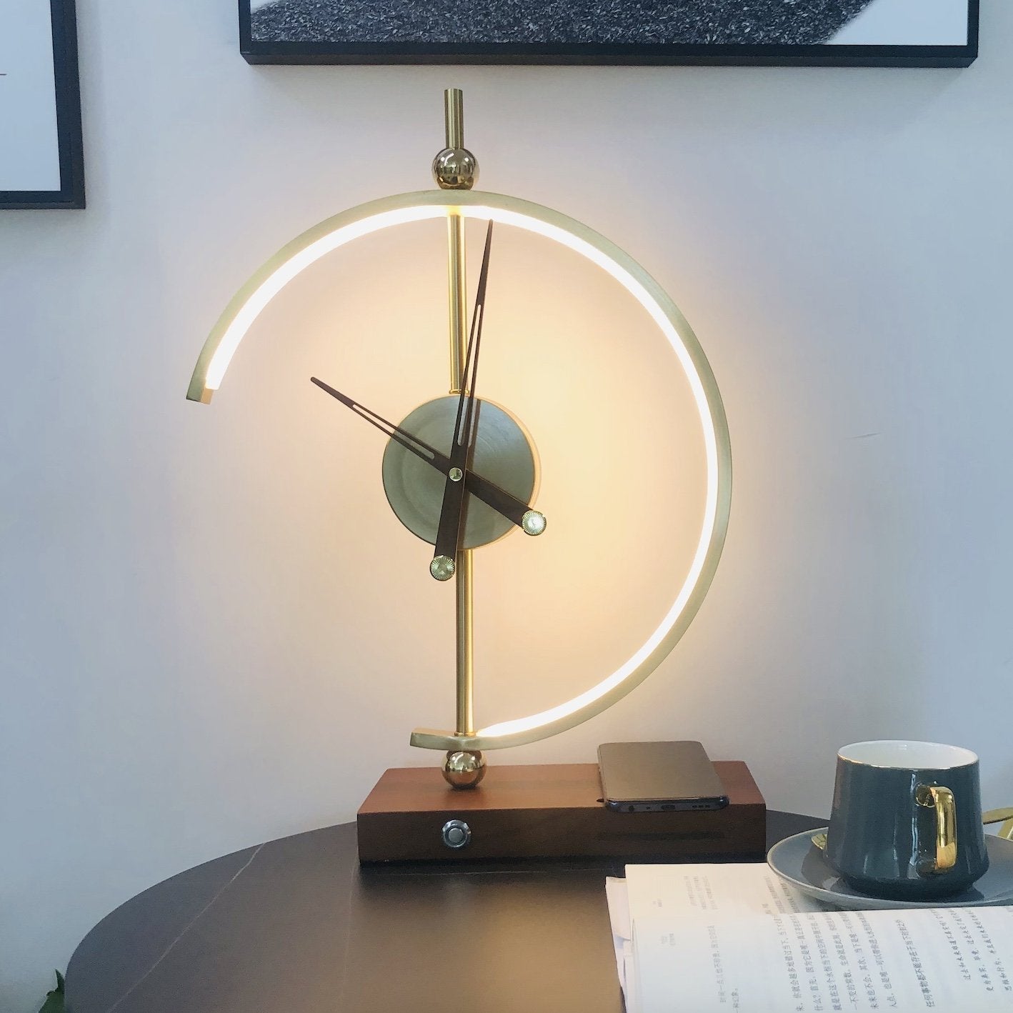 Solara I LED Schreibtischuhr mit Qi-Ladefunktion
