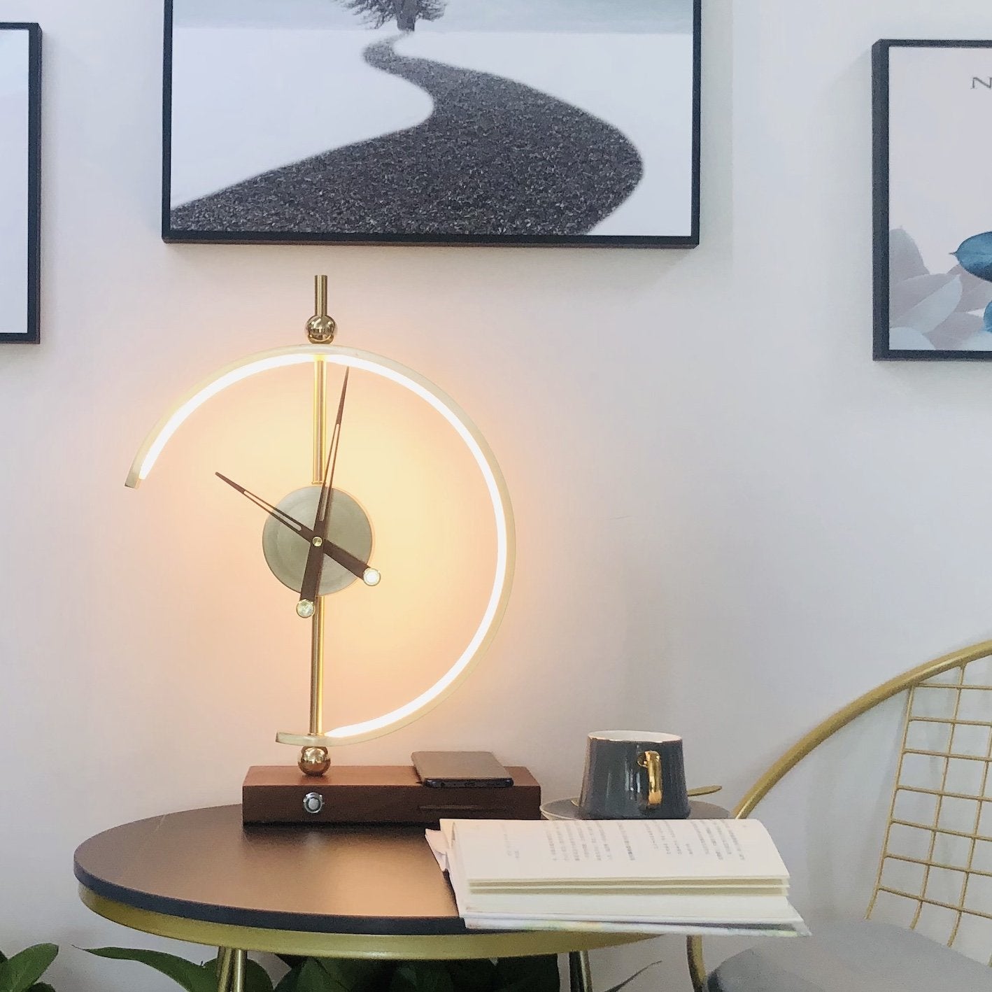Solara I LED Schreibtischuhr mit Qi-Ladefunktion