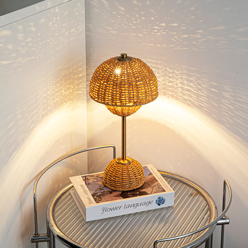 Arvella | Rattan Tischlampe mit Geflecht-Design