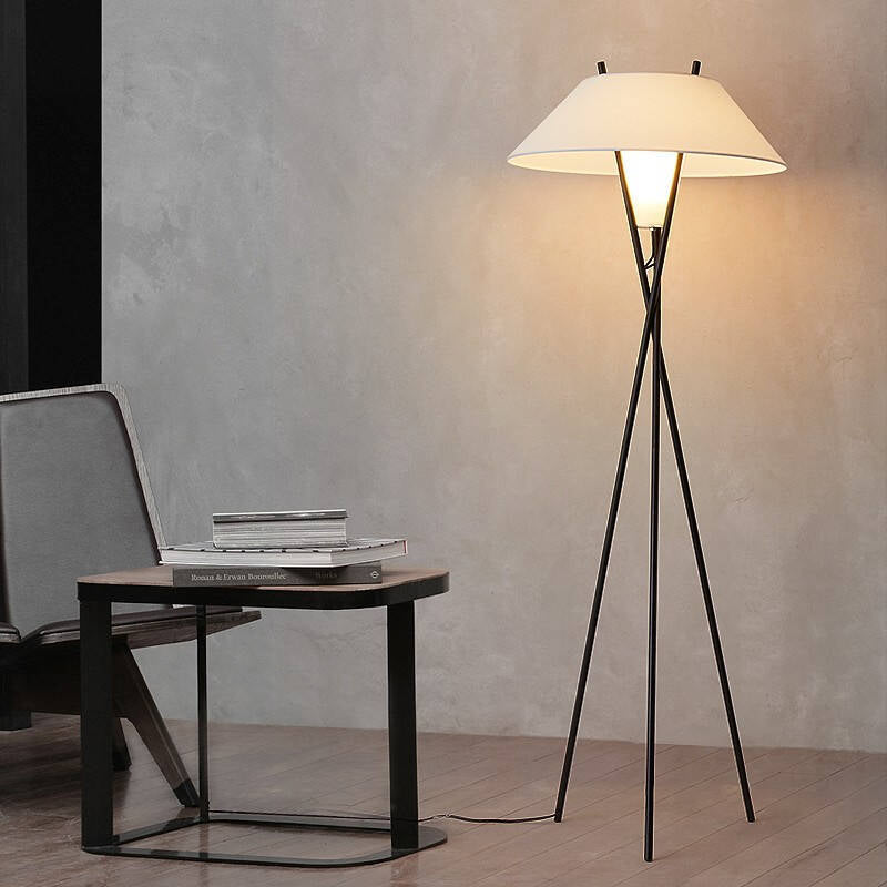 Trevira | Stehleuchte im Tripod-Design