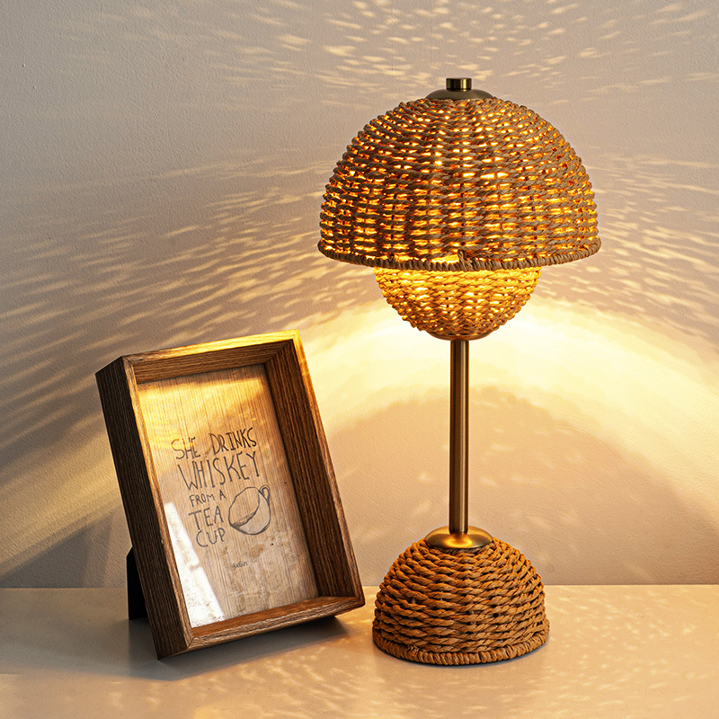 Arvella | Rattan Tischlampe mit Geflecht-Design
