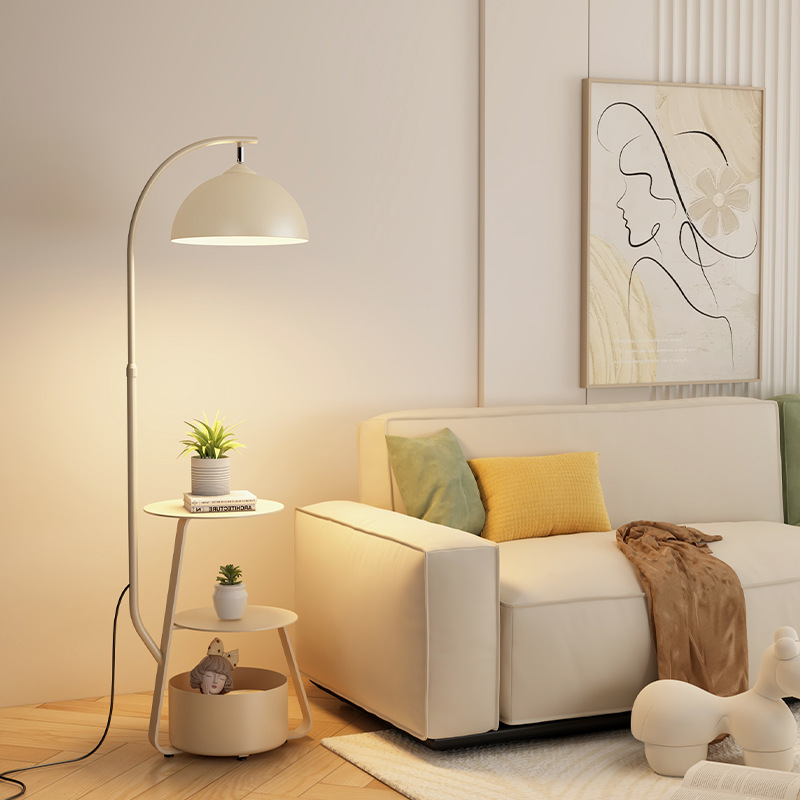 Scandi | Style Stehlampe mit integriertem Tisch
