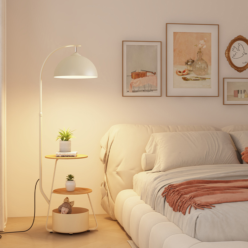 Scandi | Style Stehlampe mit integriertem Tisch
