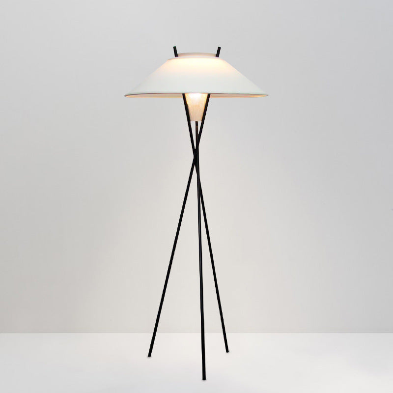 Trevira | Stehleuchte im Tripod-Design