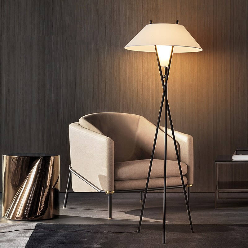 Trevira | Stehleuchte im Tripod-Design