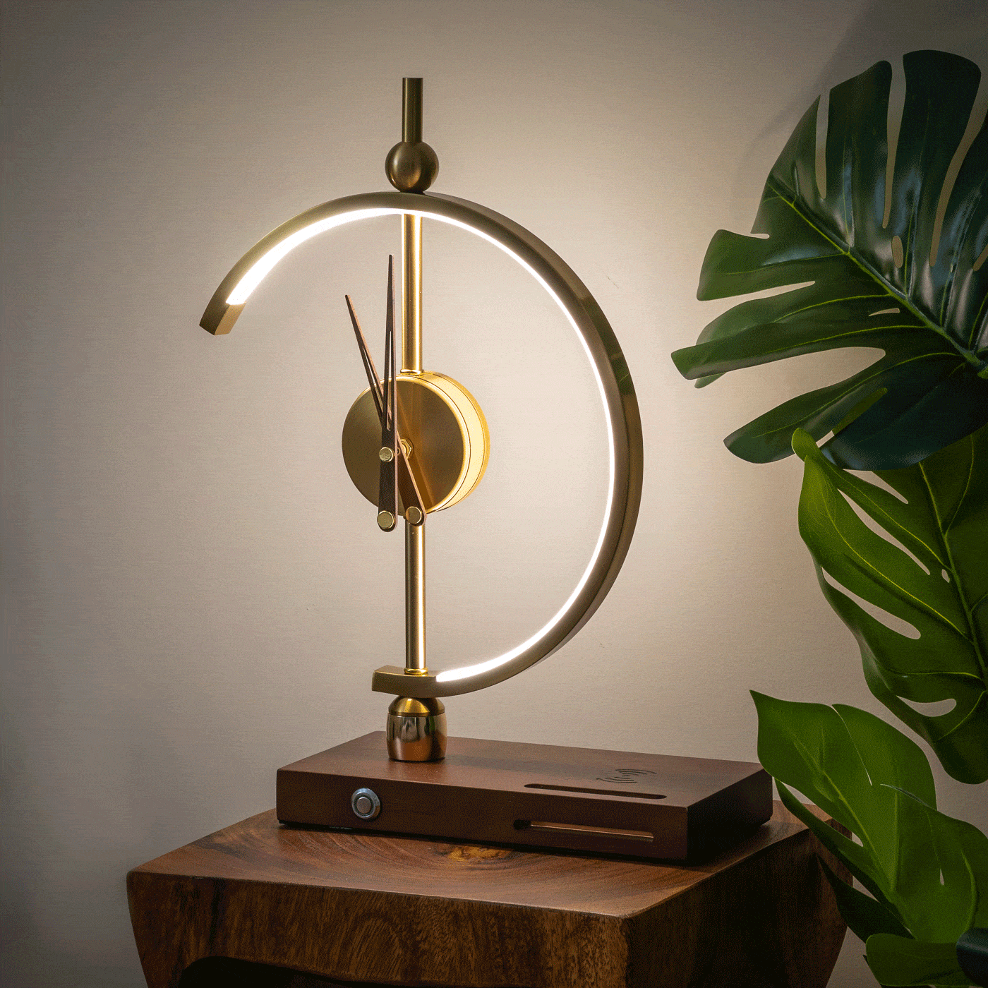 Solara I LED Schreibtischuhr mit Qi-Ladefunktion